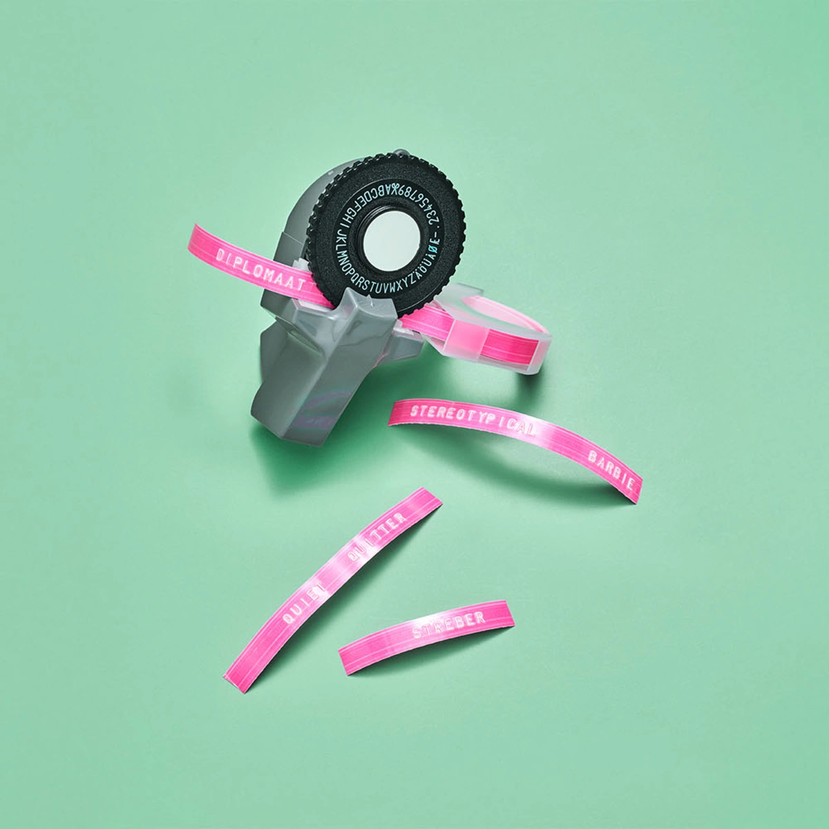 02 - B&M Verhaal 2 - Carriere en Geld - labelmaker - roze - hokjes - Fotografie Tom ten Seldam - Styling Cheri van RIjn - header