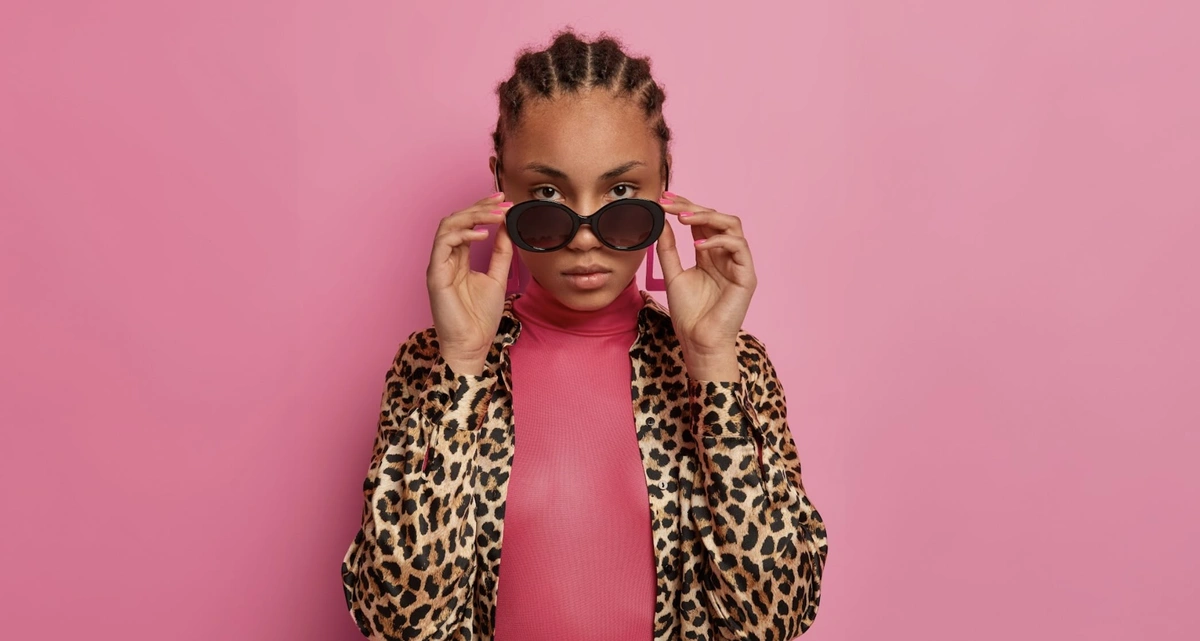 Header - panterprint - zonnebril - mode - roze - Freepik