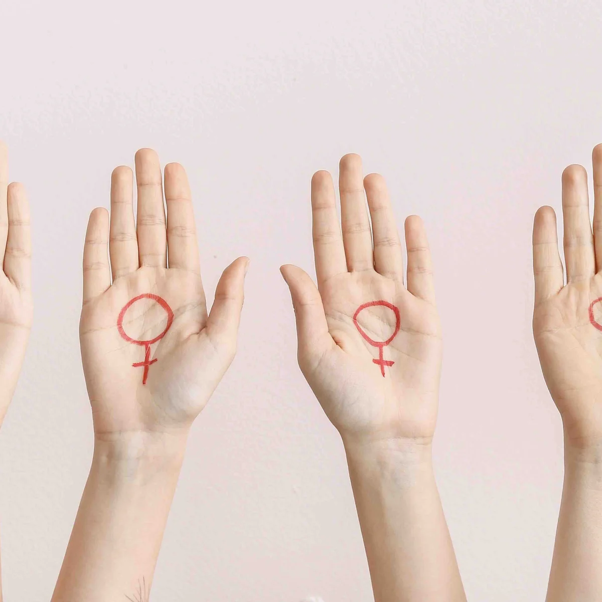Header - vrouwen - feminist - handen - Shutterstock