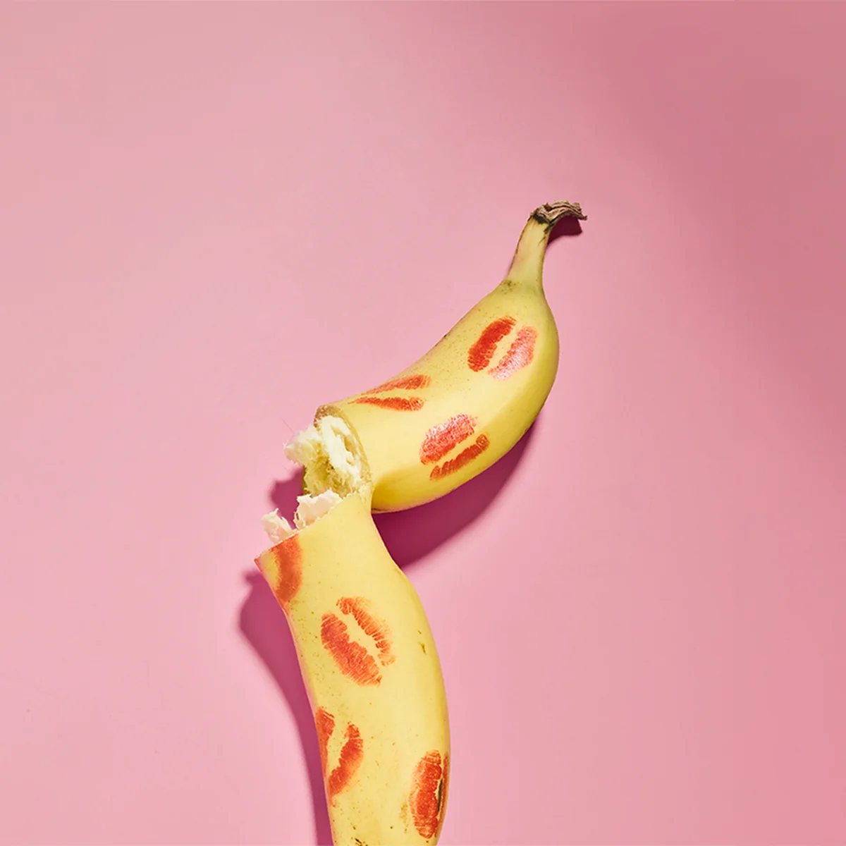 Banaan met lippenstift erop