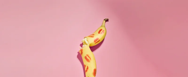 Banaan met lippenstift erop