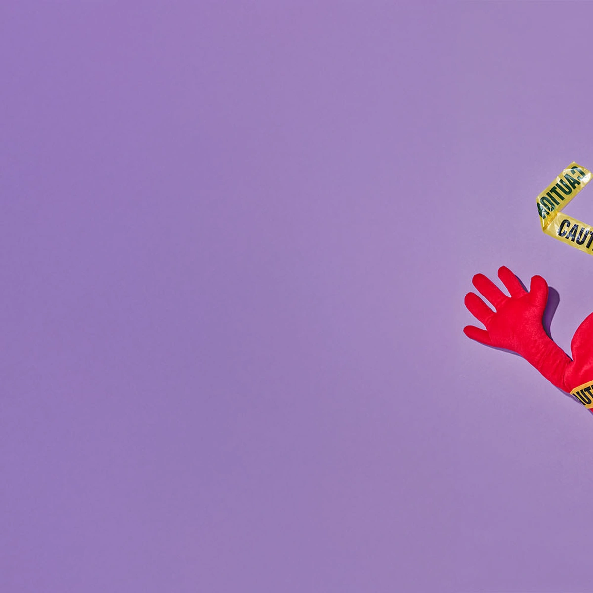 2024-12-B&M Liefde en seks- fotografie Tom ten Seldam - Styling Cheri van Rijn - rode knuffel hart -caution tape - Hero