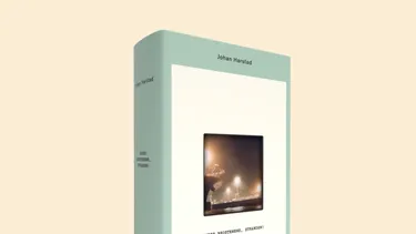 Bogtrailer: 'Under brostenene, stranden!' af Johan Harstad