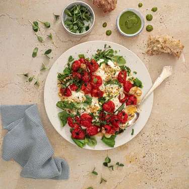 Billede af Gourministeriets virale opskrift på bagte tomater med burrata