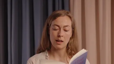 Caroline Albertine Minor læser højt fra 'Nivå Bugt Strandenge'
