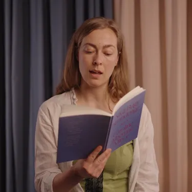 Video coverbillede af Caroline Albertine Minor læser højt fra 'Nivå Bugt Strandenge'