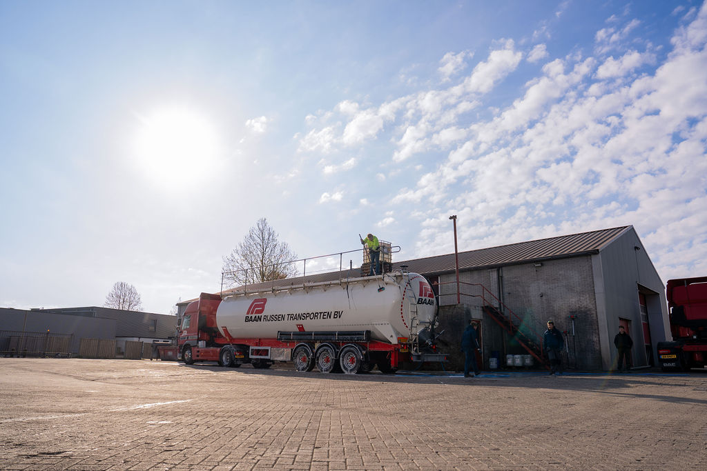 Schoonmaakster en interieurverzorging bij Baan Rijssen Transporten — onderhoud van de bulkwagens