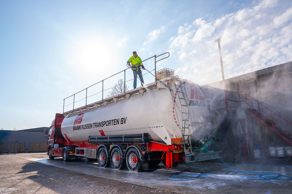 Reinigungskraft / Raumpflegerin bei Baan Rijssen Transporten — Pflege der Tankfahrzeuge