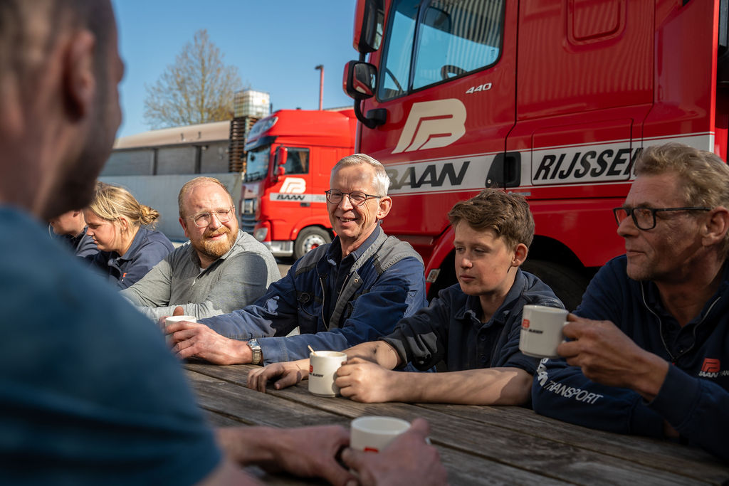 Commercieel en administratief team van Baan Rijssen Transporten in werkoverleg