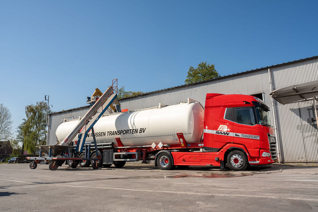 Bedrijfspand van Baan Rijssen Transporten in Rijssen — locatie voor opslag en transport
