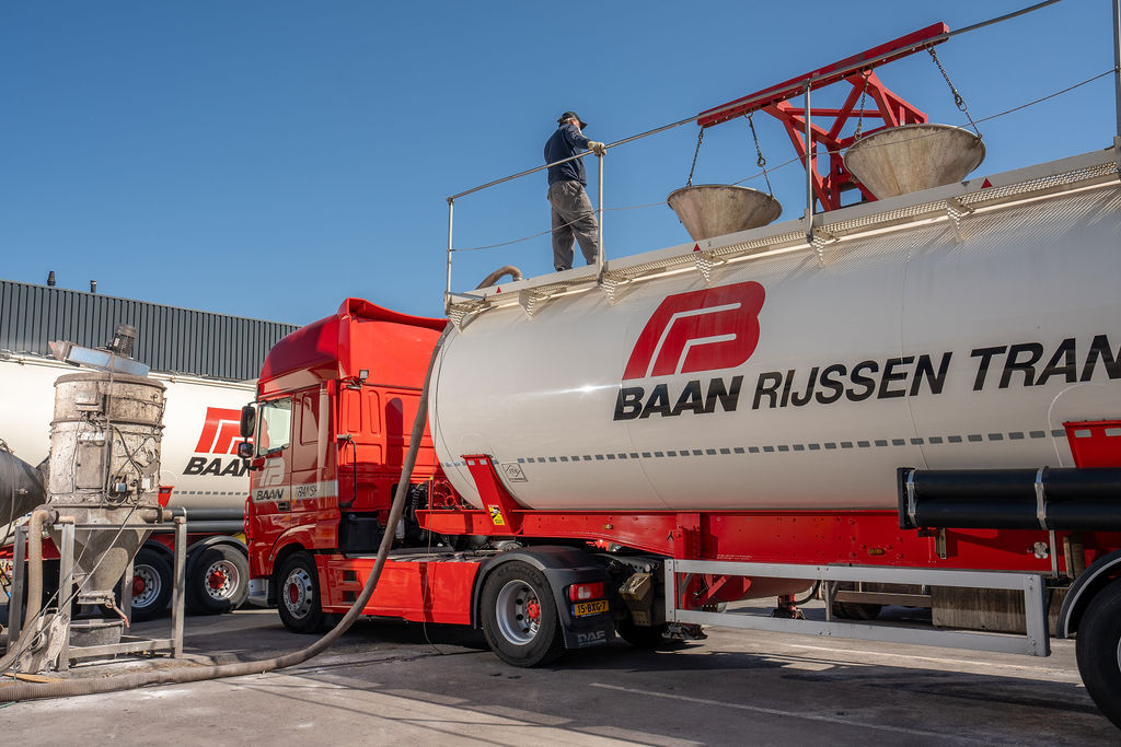 Onderhoudswerkplaats van Baan Rijssen Transporten — monteurs werken aan rode BAAN tankwagen