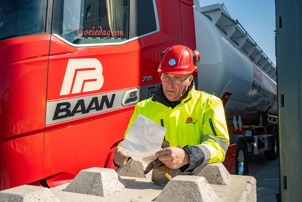 Internationaal bulkwagenchauffeur van Baan Rijssen Transporten — controle van transportpapieren
