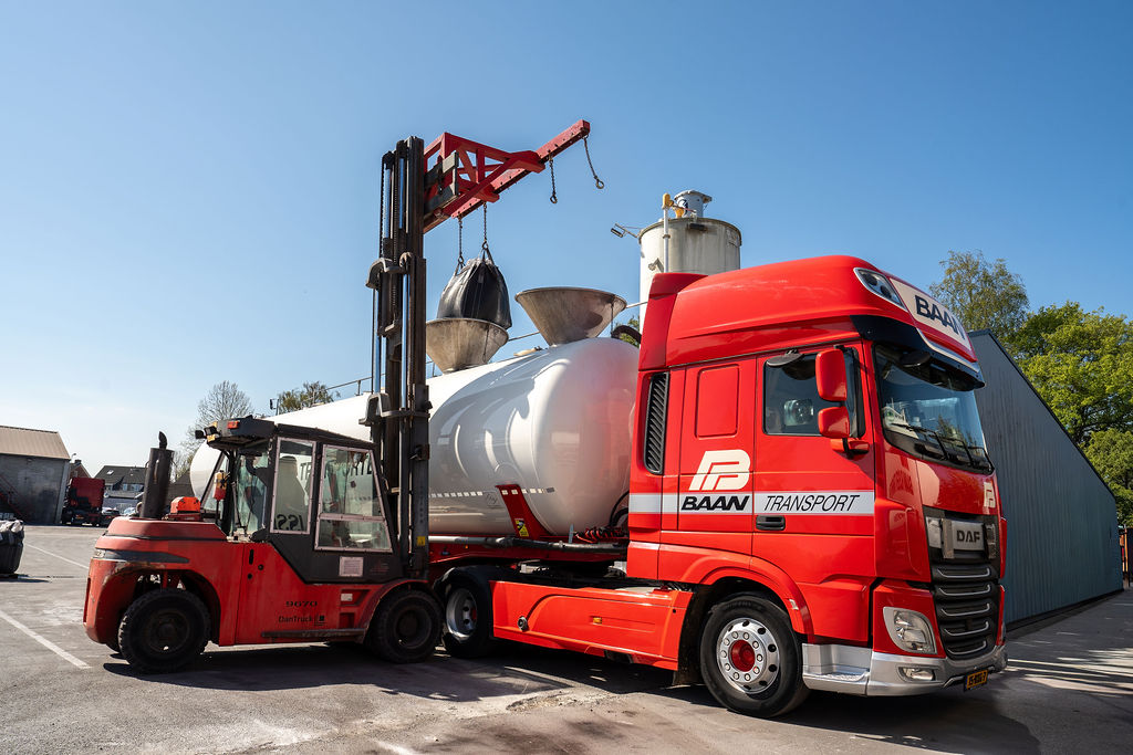 Pneumatische belading van een BAAN silowagen via heftruck en stortkegel op het terrein in Rijssen