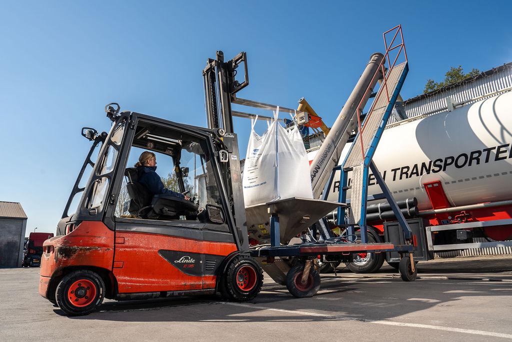 Laaddok van Baan Rijssen Transporten met meerdere bulkwagens klaar voor vertrek