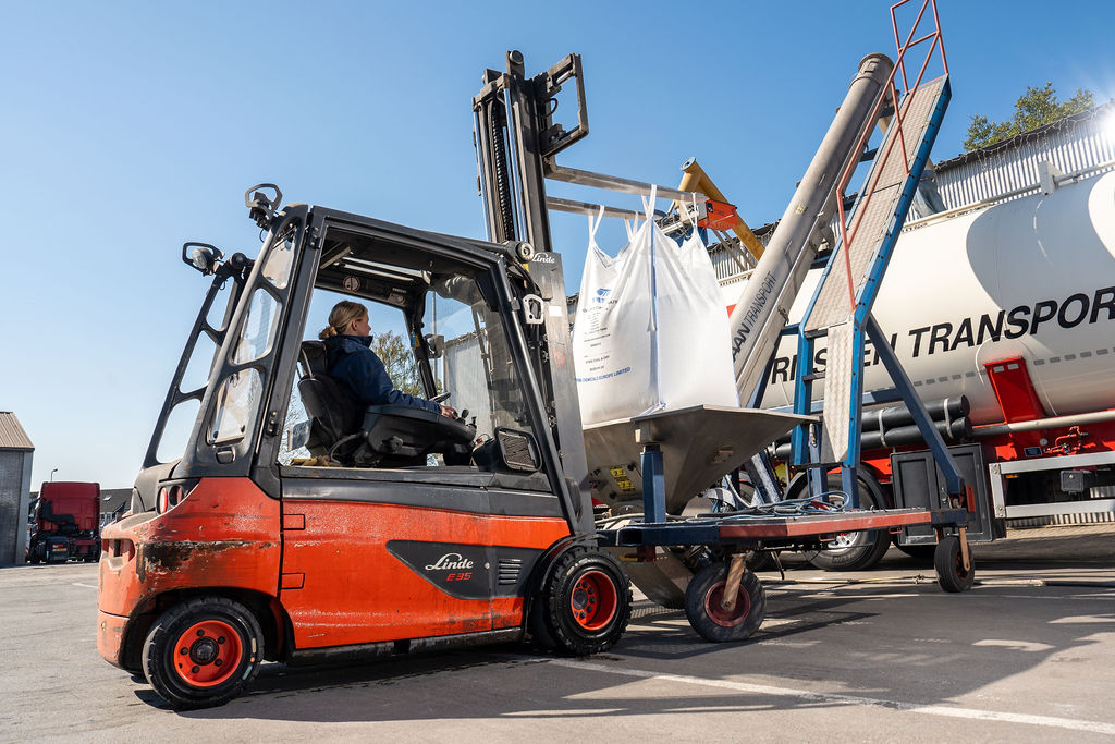 BAAN forklift operator transferring a big bag for bulk transfer at the Rijssen depot
