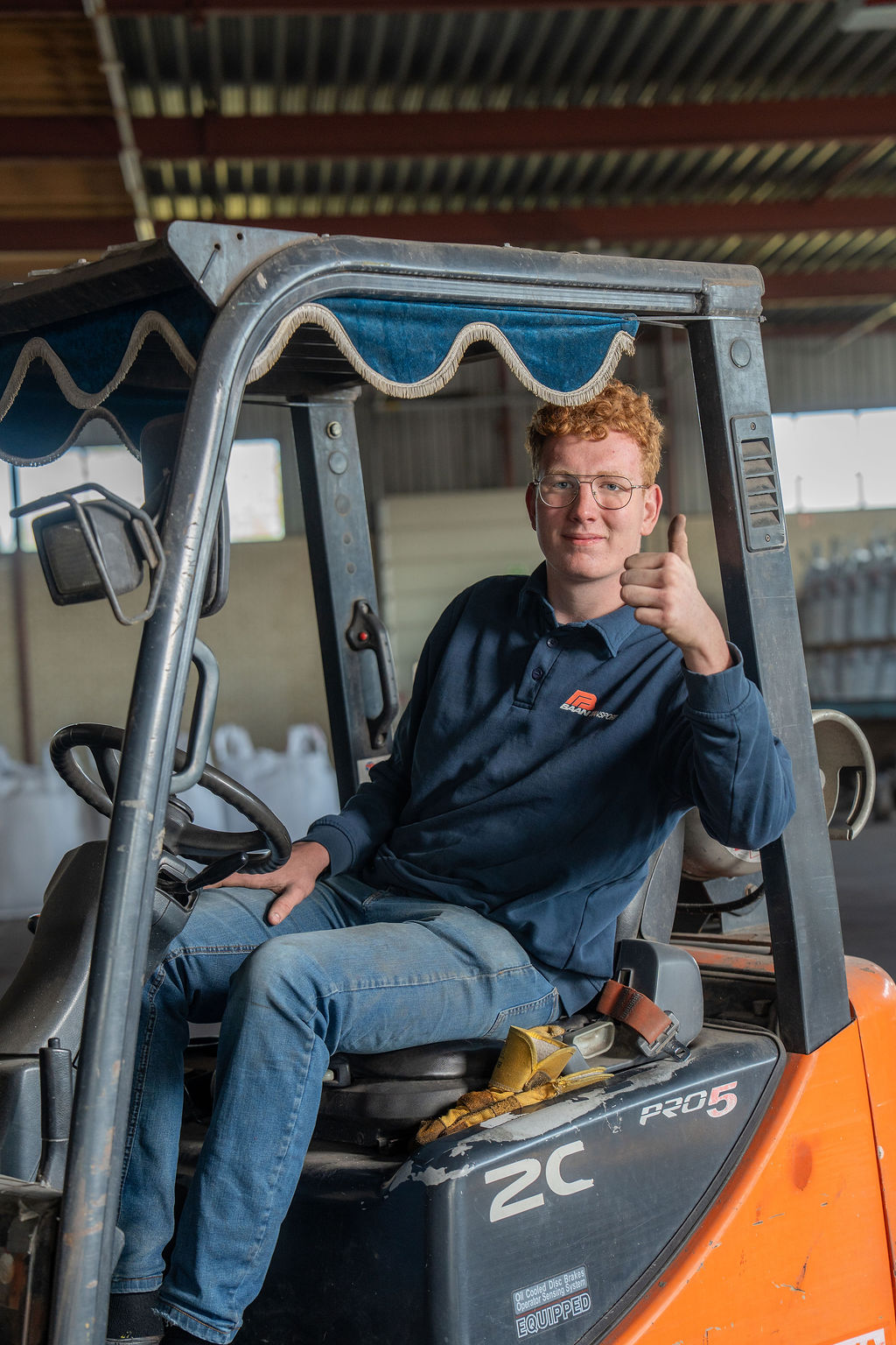 BAAN medewerker op heftruck in opslagloods met big bags voor opslag en verbulken in Rijssen