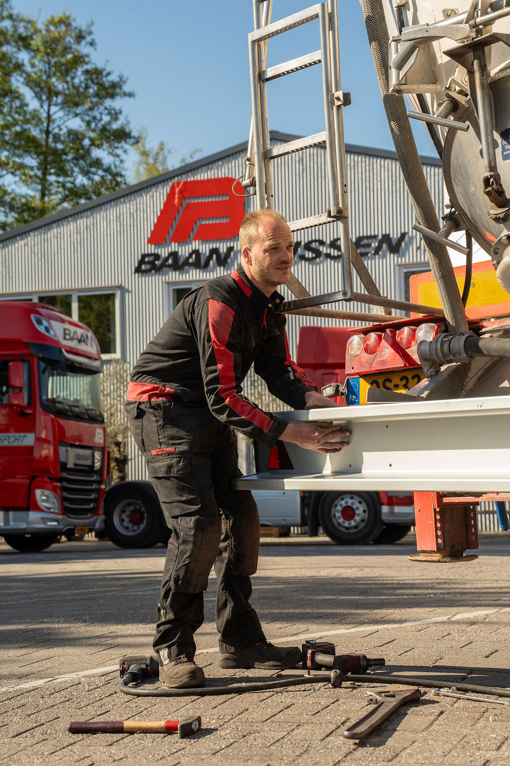 LKW-Mechaniker in der Werkstatt von Baan Rijssen Transporten in Rijssen