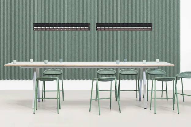 De Vorm meubels en interieurproducten van PET Felt, een materiaal op basis van gerecyclede PET-flessen met geluiddempende eigenschappen.