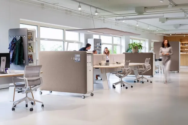 Een overzicht van een moderne, open kantoortuin ingericht met flexibele en functionele Cascando kantoormeubelen.