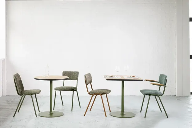 Gestoffeerde stoelen met aluminium frame en bistro tafels van meubelfabriek De Valk