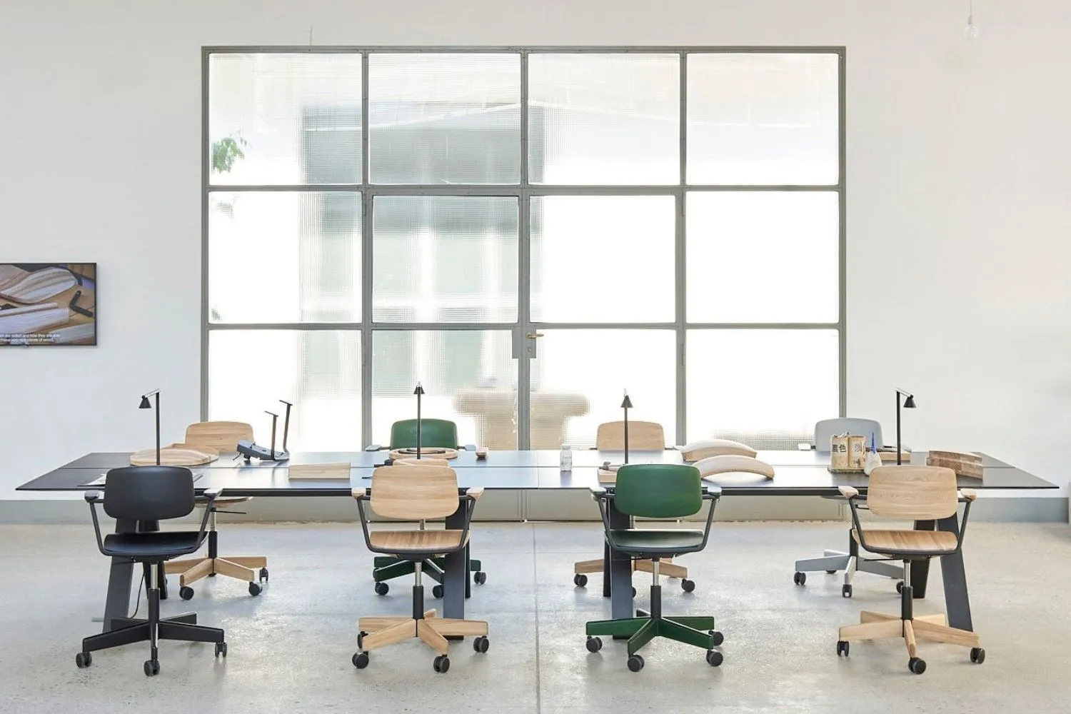 Giroflex bureaustoelen met ergonomische ondersteuning, hoogwaardige Zwitserse kwaliteit voor kantoor, vergaderruimte en thuiswerkplek.