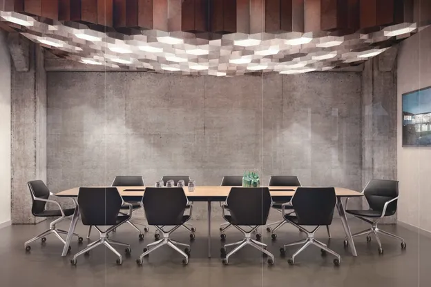 Brunner design vergaderstoelen op wielen en een grote vergadertafel met elektrificatie.