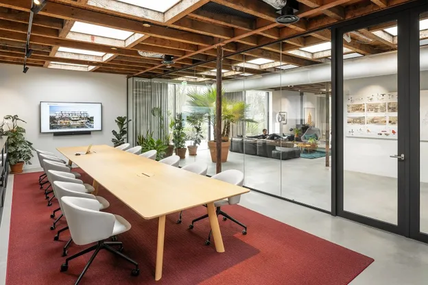 Arco design meubelen voor project en kantoorinrichting in een vergaderkamer.