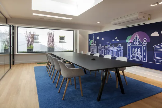Blauw op maat gemaakt vloerkleed in een vergaderkamer van het Franse merk Balsan.
