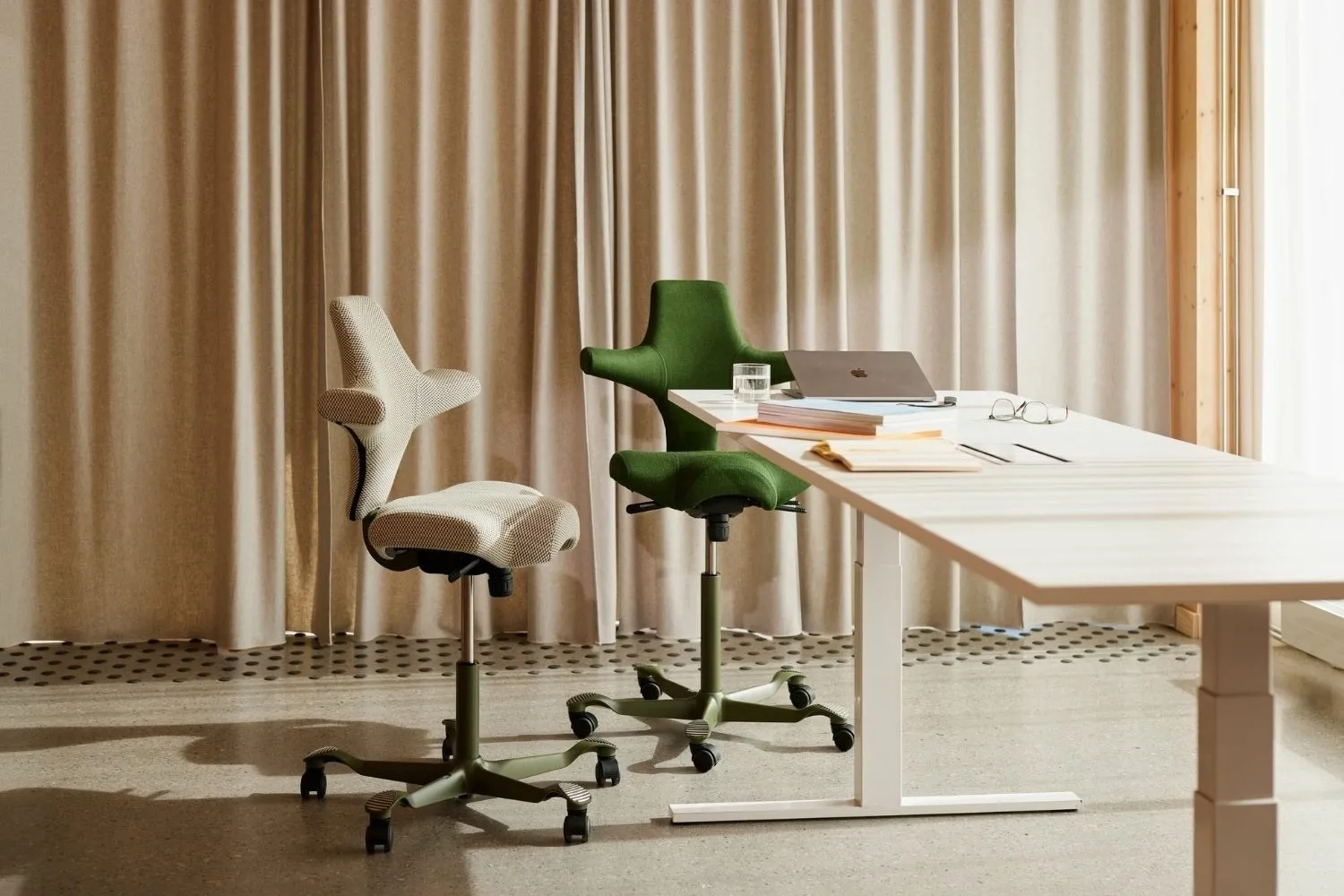 HÅG Capisco bureaustoel met iconisch zadelzitontwerp, ergonomische ondersteuning en actief zitcomfort voor moderne werkplekken.