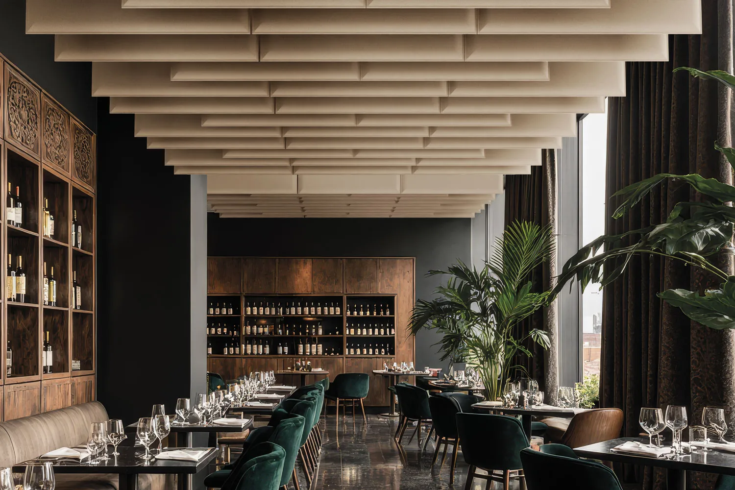 Taupe kleurige akoestische plafondpanelen van Caimi Snowsound in een restaurant.