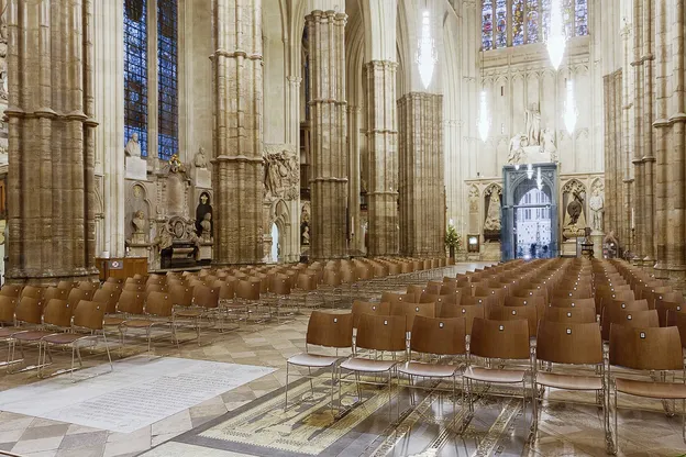 Casala Curvy kerkstoel met hoog zitcomfort, stapelbaar ontwerp en tijdloze uitstraling voor kerken en multifunctionele ruimtes.