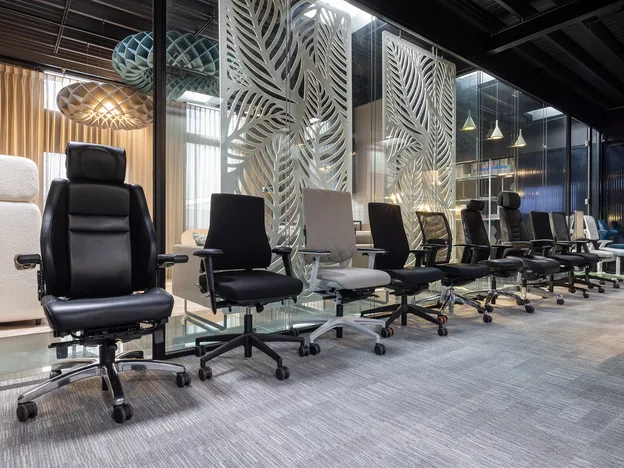 Bureaustoelen showroom met een uitgebreide collectie bureaustoelen en beeldschermstoelen.