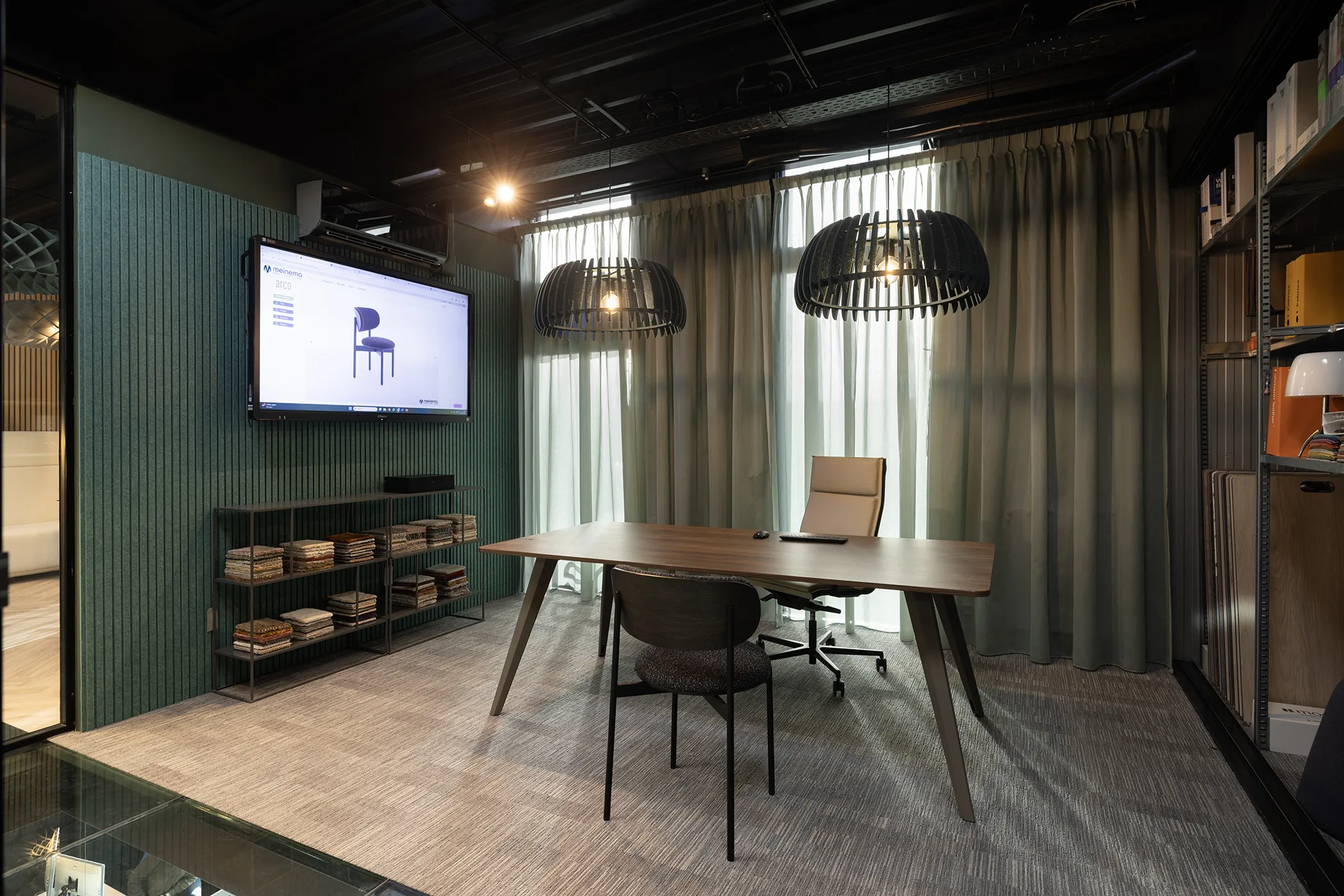 Meinema Projectinrichting voorziet uw kantoor van een ergonomische werkplekinrichting.