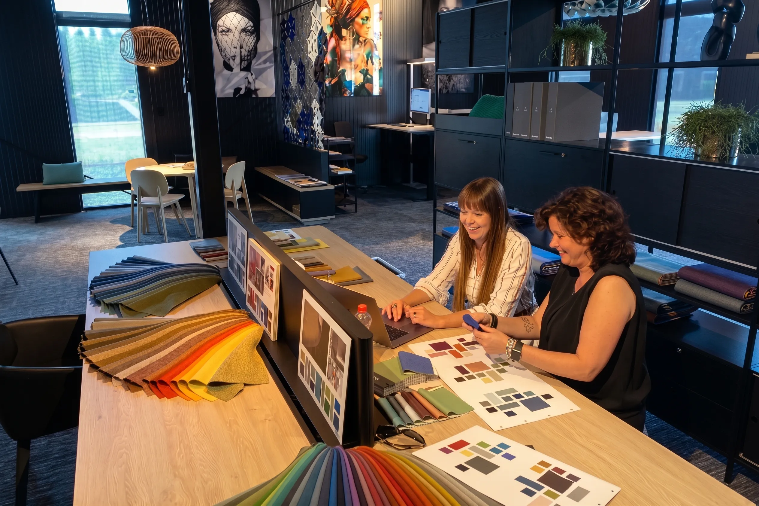 Interieurontwerpers stellen een kleurenpallet samen voor een interieurontwerp voor een kantoorinrichting