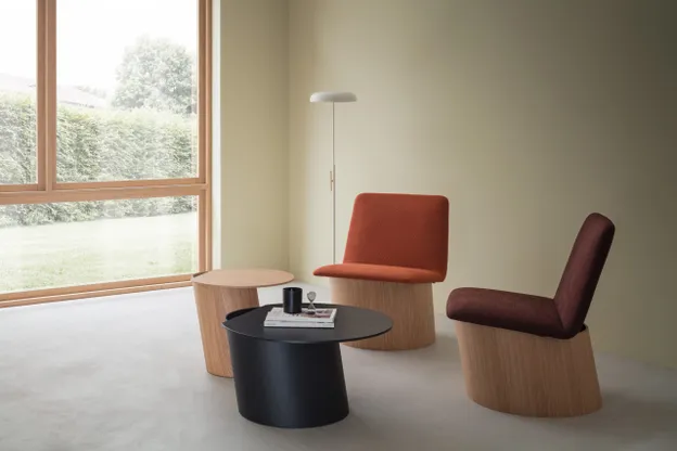 Crassevig fauteuils met rond hout onderstel en comfortabele zitting, met stijlvolle bijzettafels.