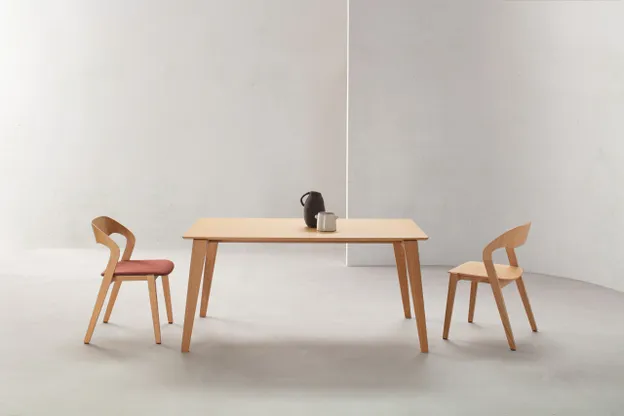 Crassevig houten design meubelen voor project en kantoorinrichting.