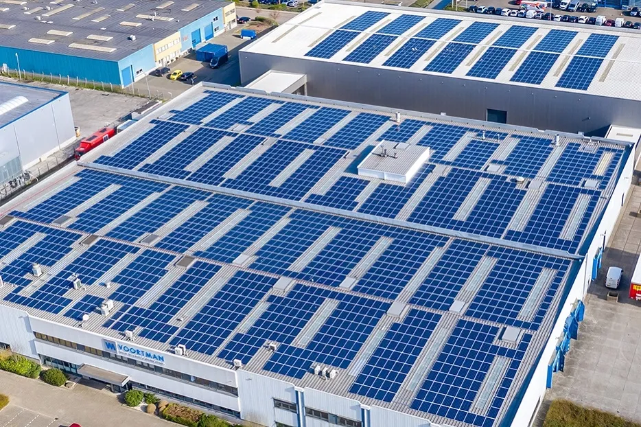 Luchtfoto van de Voortman-fabriek met zonnepanelen op de daken.
