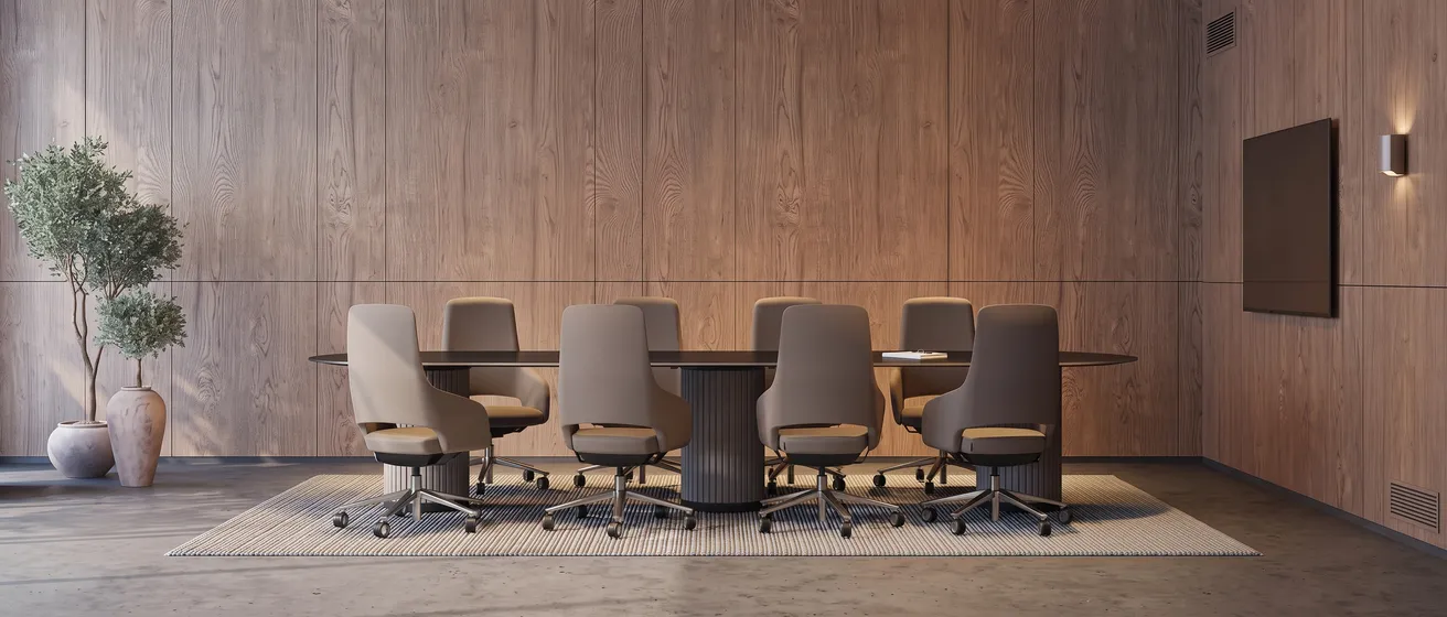 Vergaderkamer inrichting met een grote ovale vergadertafel en ergonomische vergaderstoelen.