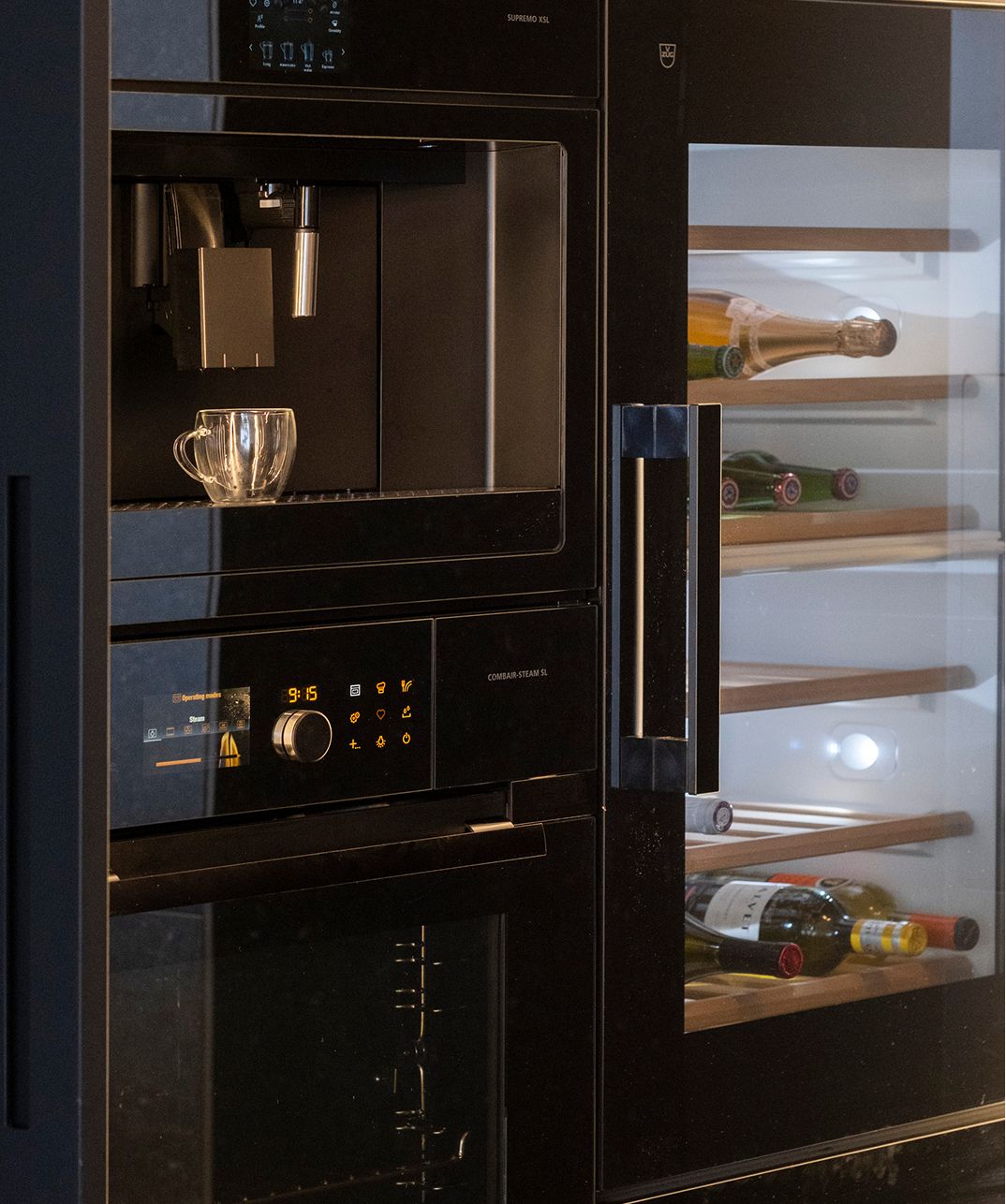 Discreet kitchen storage in Oceanic lacquer, Achrafieh