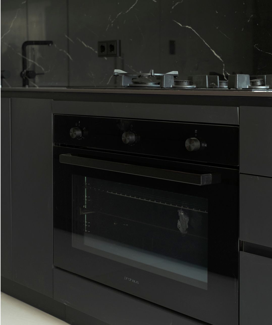 Glossy and matt black cabinetry, Sayaneh