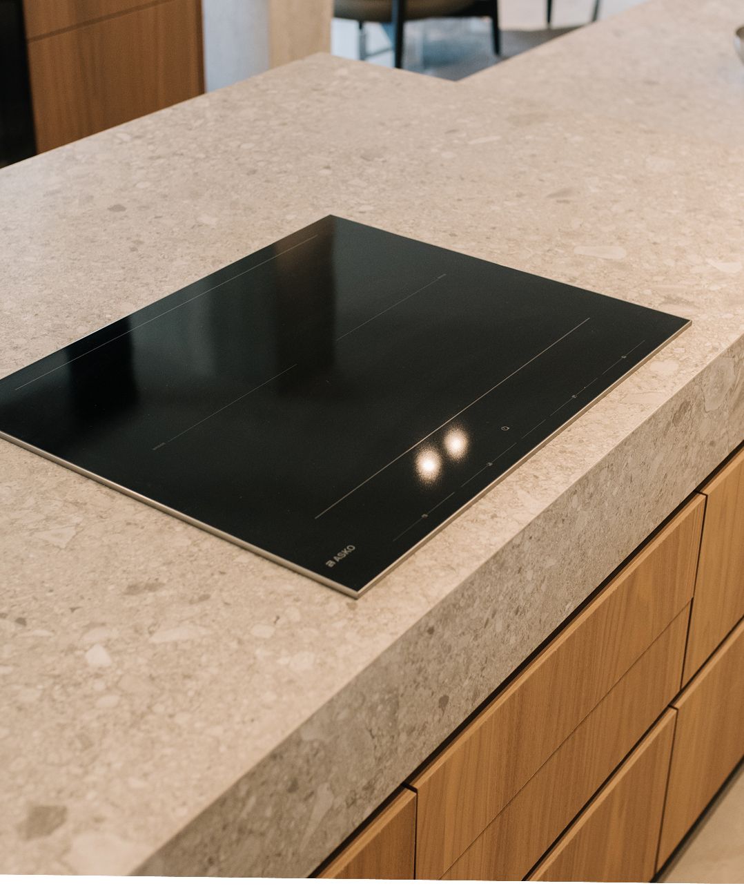 ASKO induction hob centred in a frozen walnut island, Zalka