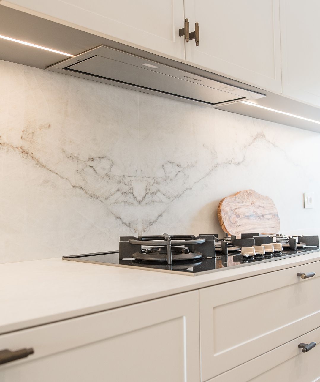 Built-in hood in a classic framed lacquer kitchen, Mechref