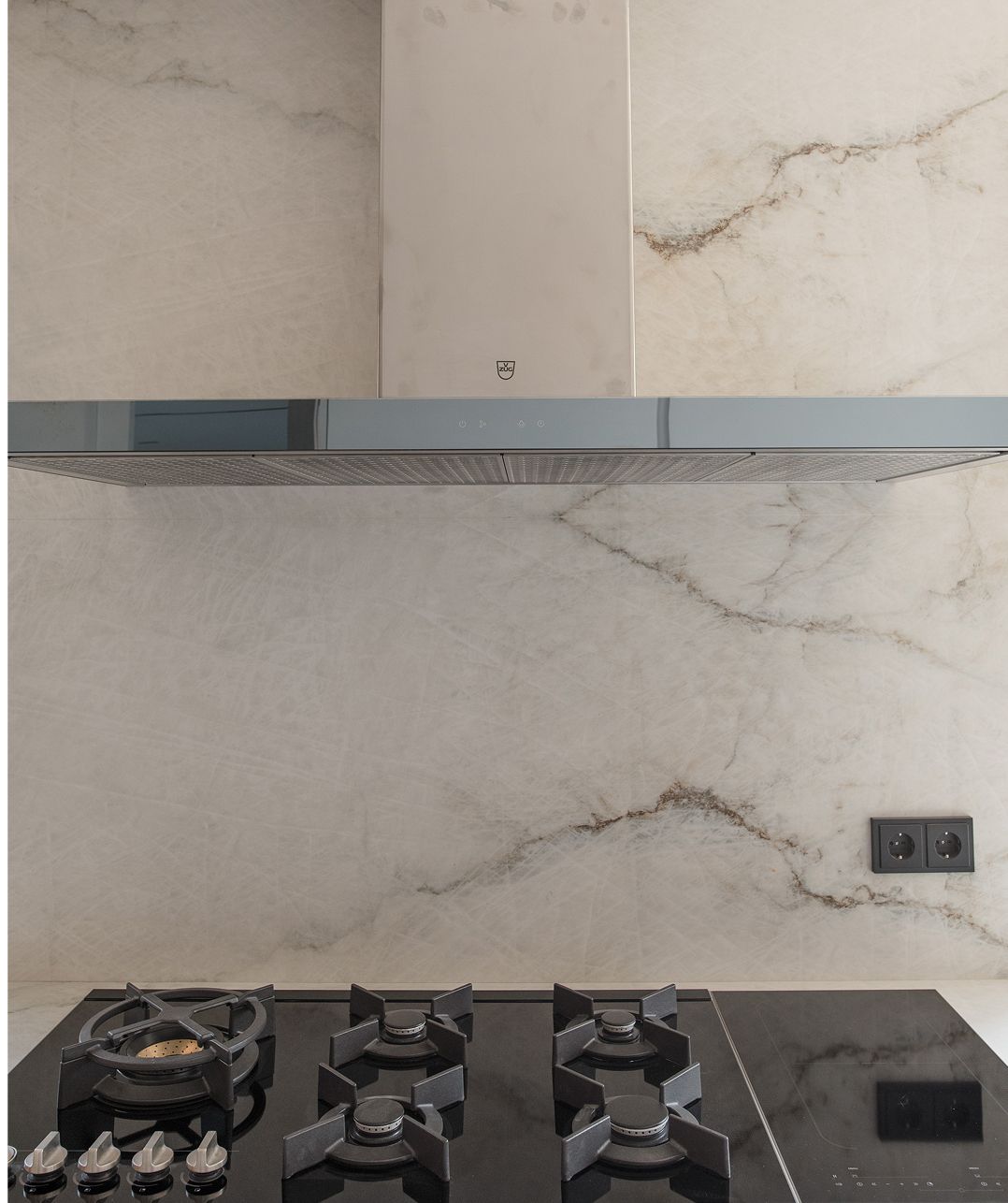 Induction and gas hobs side by side, Beit Meri