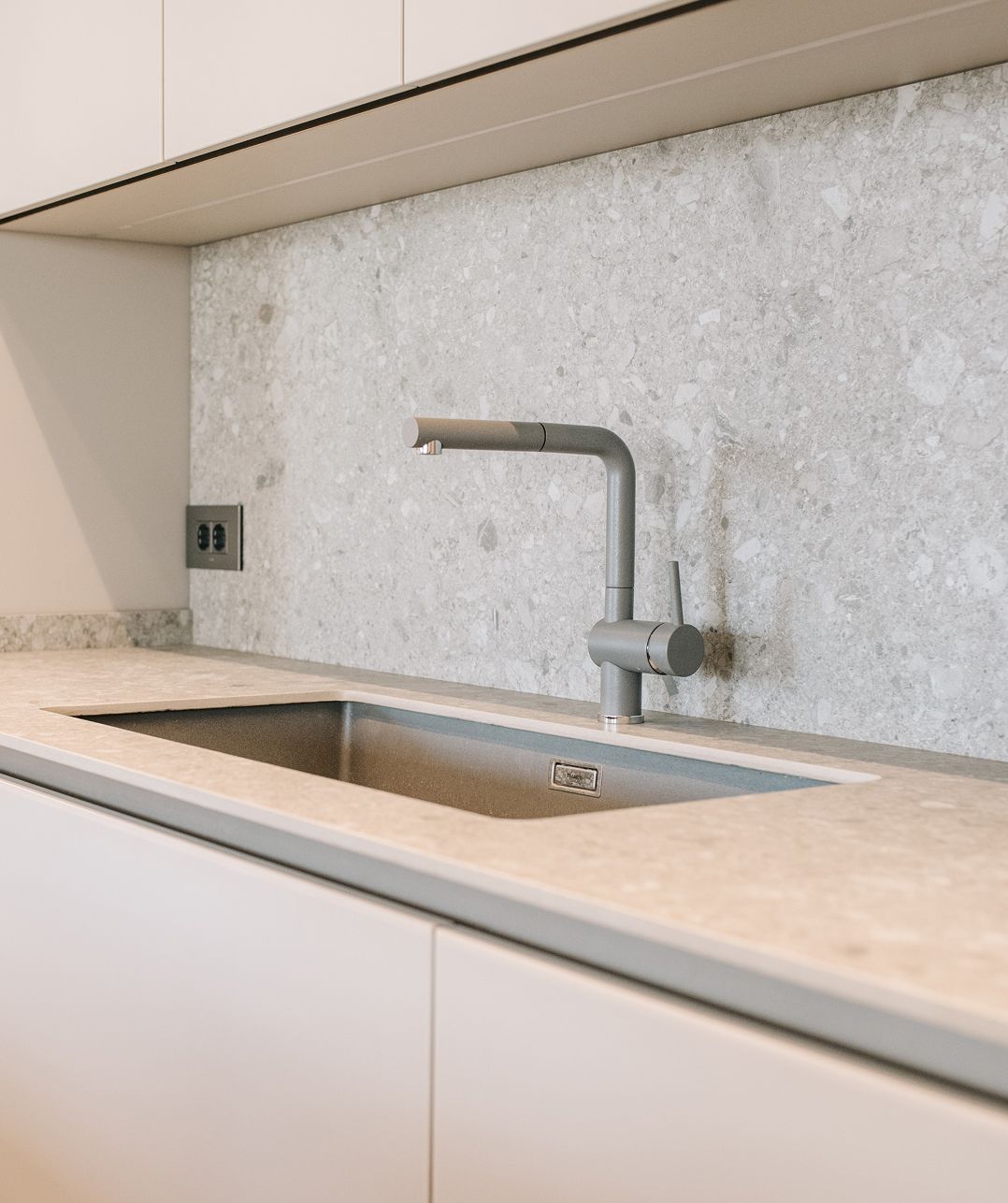 BLANCO Subline sink and Linus-S mixer tap in a Sceppo di Grey worktop, Zalka
