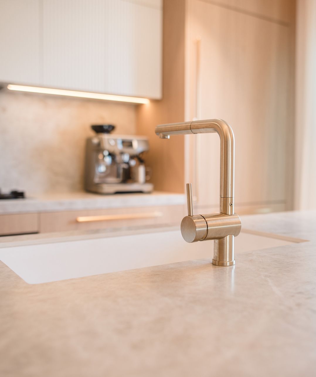 BLANCO Linus-S mixer tap in satin gold in an Ivory Oak kitchen, Batroun