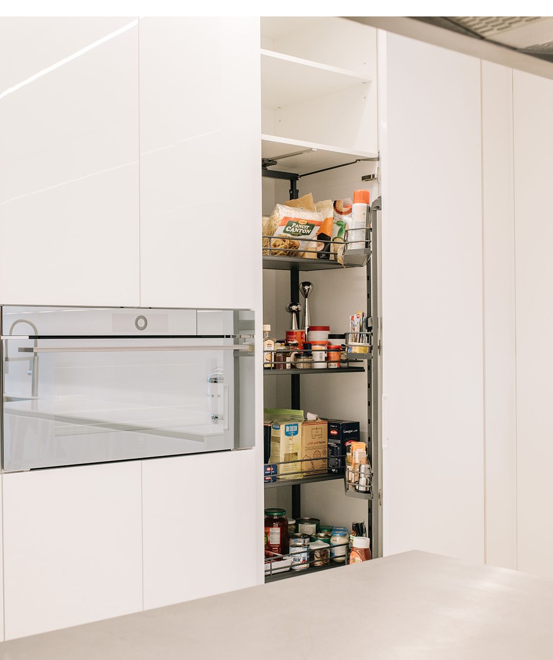 90cm steam oven and microwave oven in high-gloss white cabinetry, Kraytem