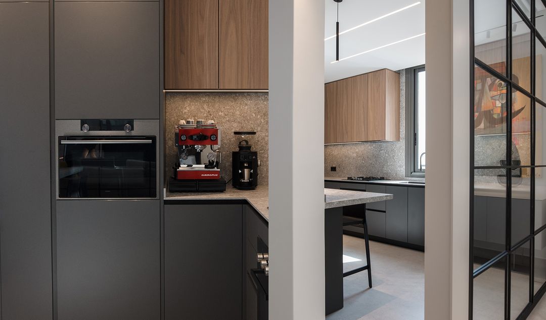 Walnut and graphite kitchen in Sin El Fil, view 10