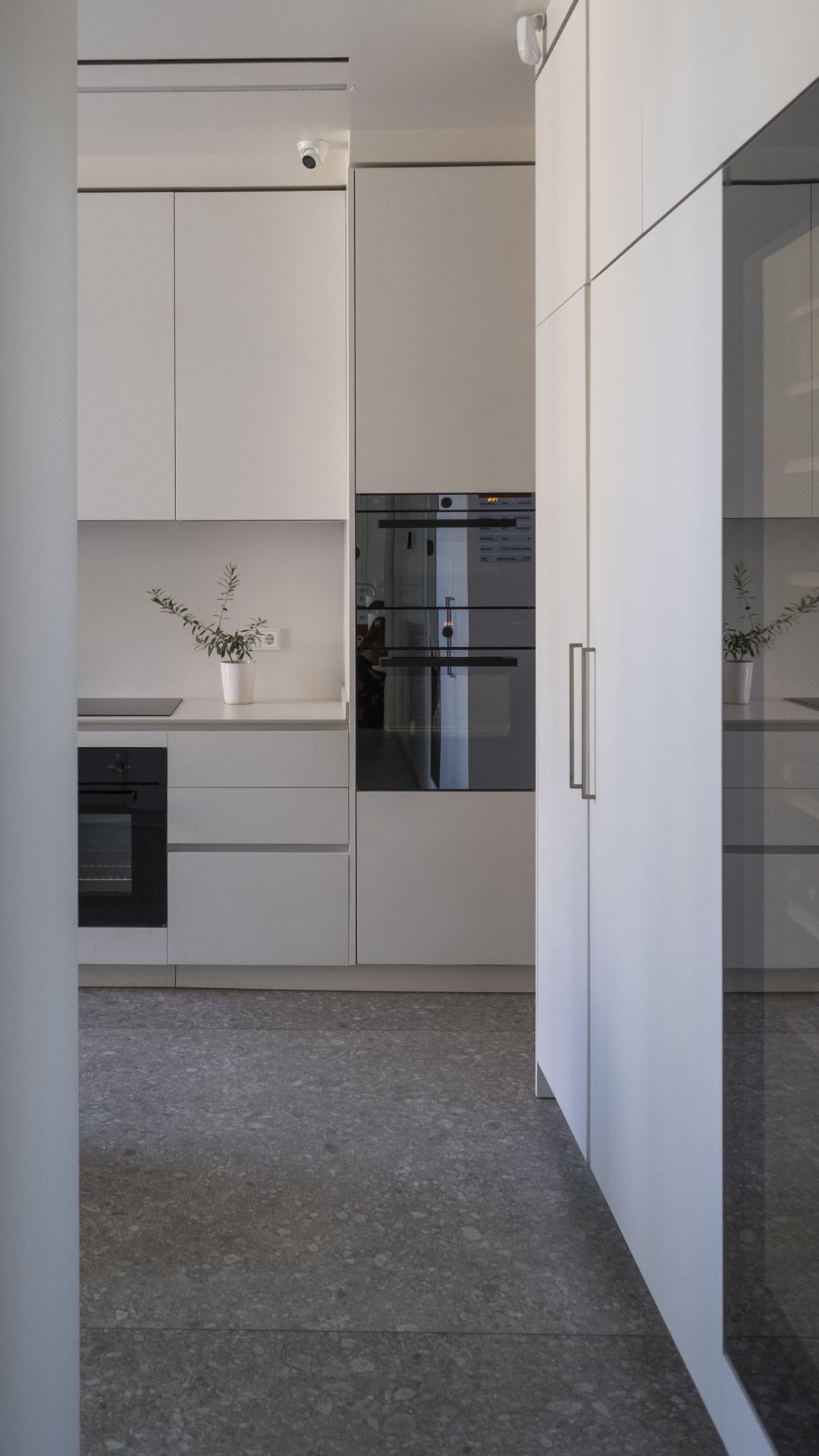 V-ZUG microwave and oven set into minimal cabinetry, Cornet Chehwan