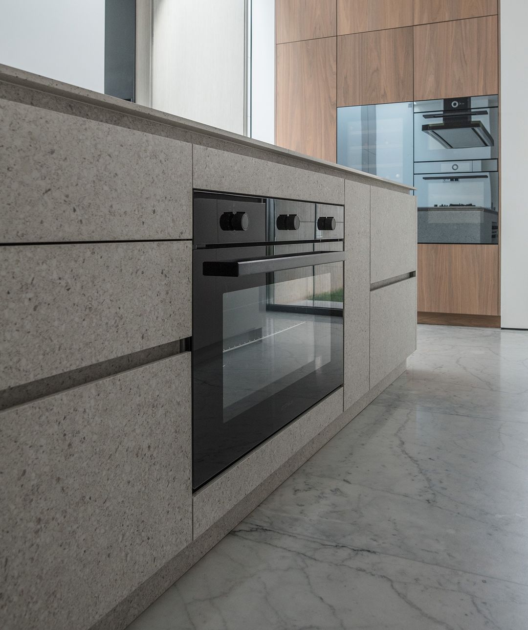 Central kitchen island in Crystal Sabbia and frozen walnut, Cornet Chehwan