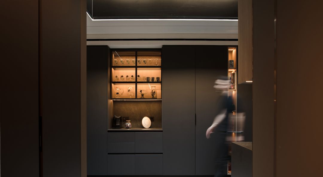 Desert Oak kitchen with overhead daylight in Cornet Chehwan